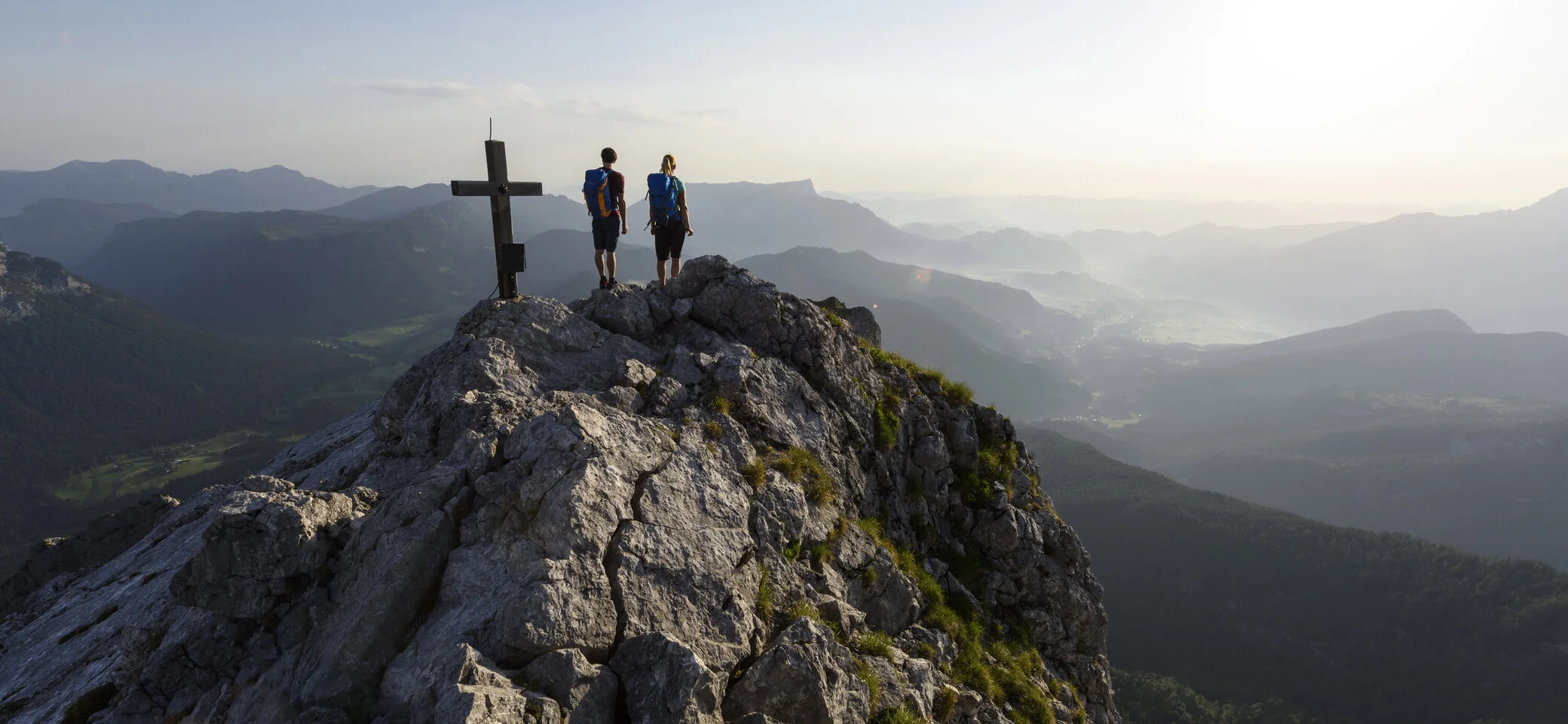 Auf dem Gipfel | © DAV/Wolfgang Ehn Auf dem Gipfel: Zwei Wanderer aus der Ferne auf eine Berggipfel | © DAV/Wolfgang Ehn